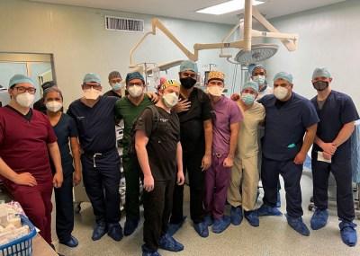 在漫长而忙碌的一天后，在蒙特雷的手术室工作人员. 我们有三个手术室同时运行，完成了6个主要的重建病例